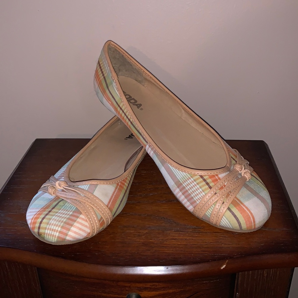 Size 9 Soda brand plaid flats